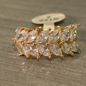 NWOT-Yellow Gold Filled Marquise CZ Band Ring ✨
Size: 5